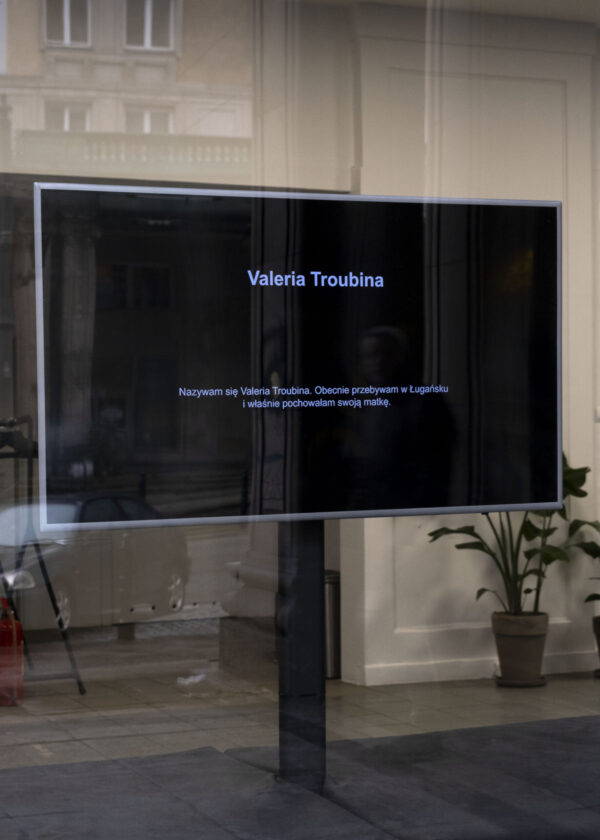 witryna WOK Lab widziana od strony ulicy Marszałkowskiej z telewizorem, na którym wyświetla się wystawa Secondary Archive Głosy ukraińskich artystek