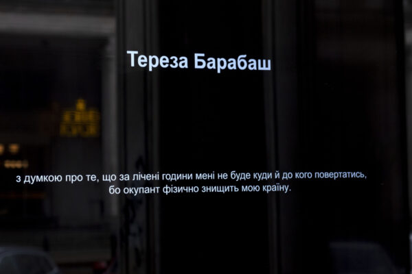 zbliżenie na telewizor, na którym wyświetla się wystawa Secondary Archive Głosy ukraińskich artystek