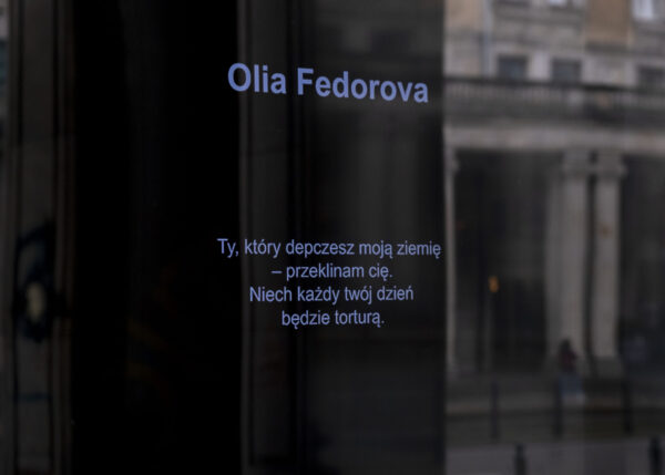 zbliżenie na telewizor, na którym wyświetla się wystawa Secondary Archive Głosy ukraińskich artystek - uchwycony kadr zawiera tekst Olii Fedorovej 
